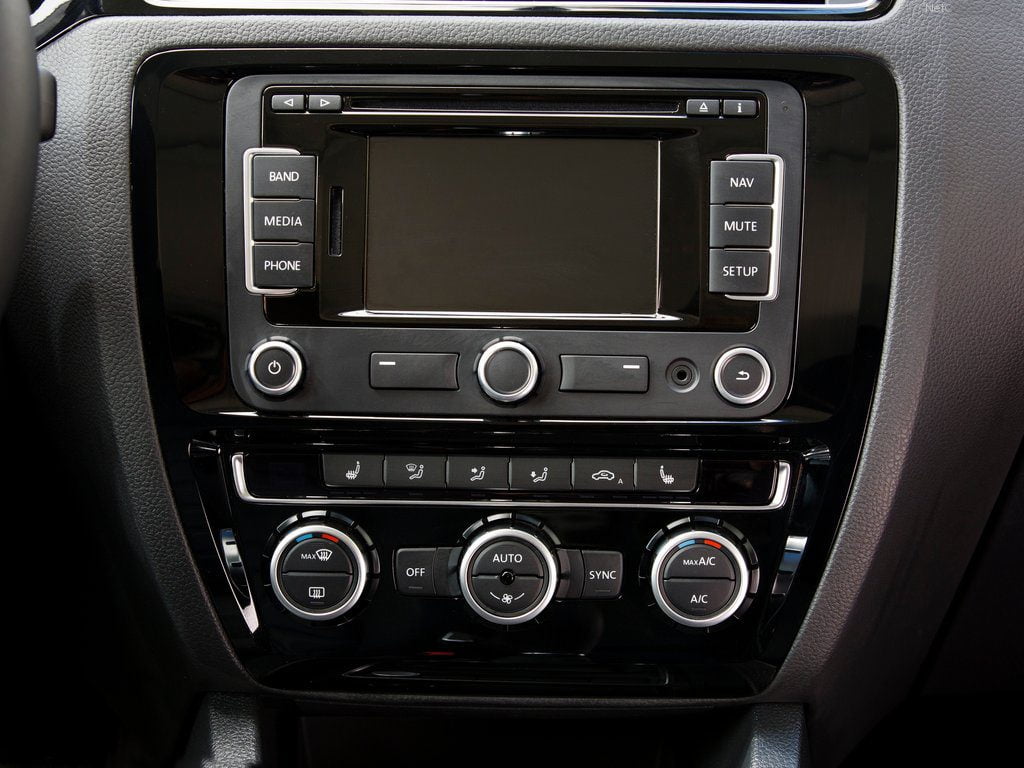 VolkswagenJetta_2015_India_Interior_touchscreen CarBlogIndia