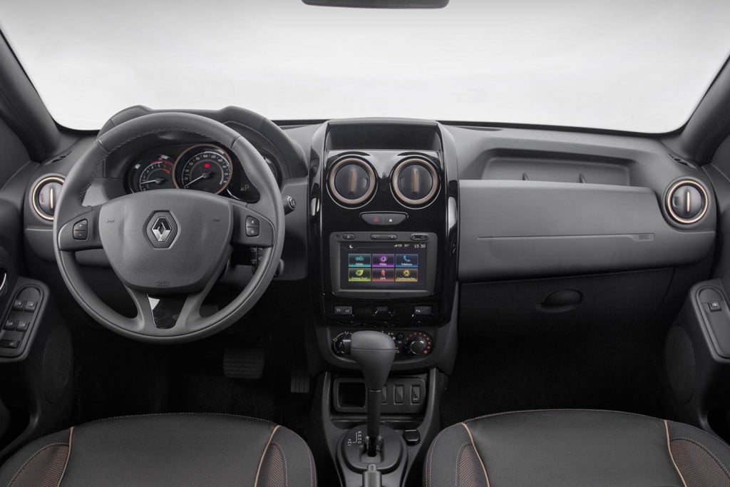 2015RenaultDusterfaceliftinteriorBrazilpics CarBlogIndia