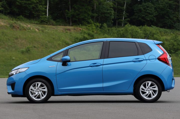 2014-Honda-Fit-Hybrid-side-view