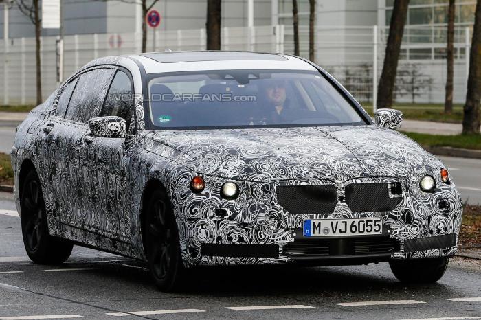 2016 BMW 7-Series Spy Shot Front Right Quarter