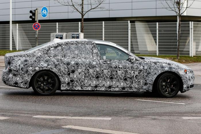 2016 BMW 7-Series Spy Shot Right Side Quarter