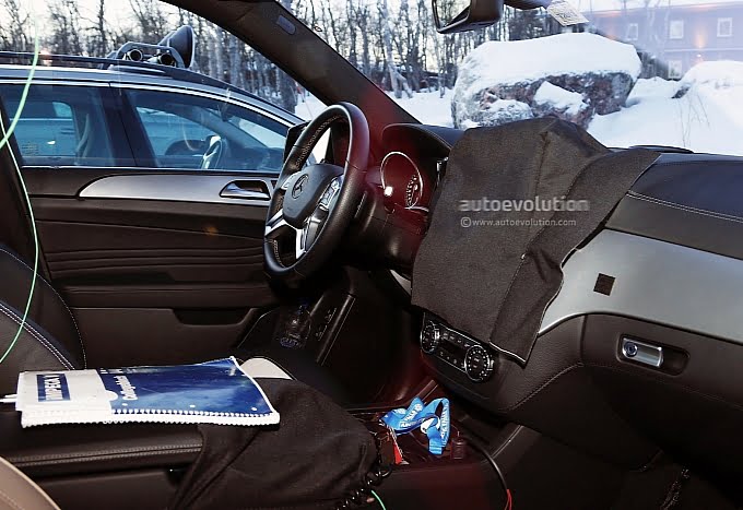 2015 Mercedes-Benz M-Class Interior Front Cabin Passenger View Spy Shot