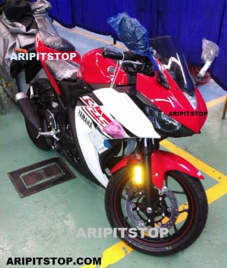 Yamaha R25 Production Variant Front Right Quarter