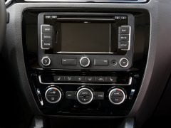 Volkswagen-Jetta_2015_India_Interior_touchscreen