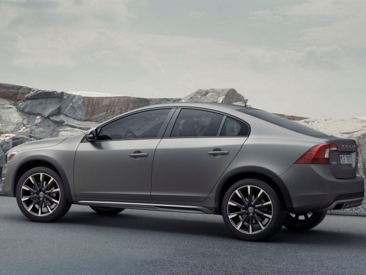 2016-volvo-s60-cross-country-images-side-view