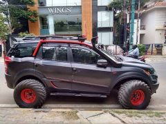 XUV500 INtrepid side