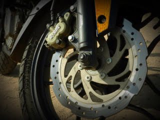 bajaj-pulsar-rs-200-disc-brakes