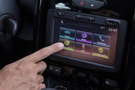 2015-Renault-Duster-facelift-Media-NAV-system-Brazil-pics