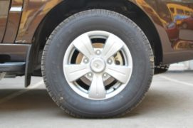 2015-Tata-Safari-Storme-facelift-wheel-pics