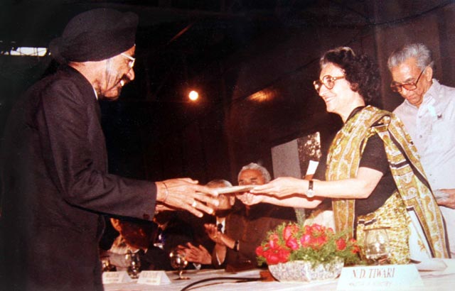 Harpal Singh receiving the keys to the First Maruti 800 Car in India from then Prime Minister Indira Gandhi