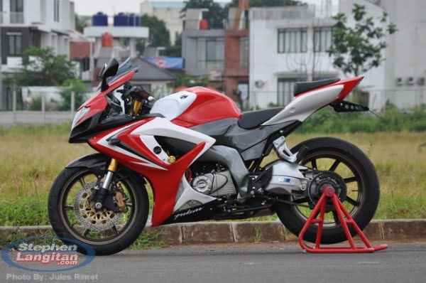 Modified Bajaj Pulsar 220 rouser 220 pics side