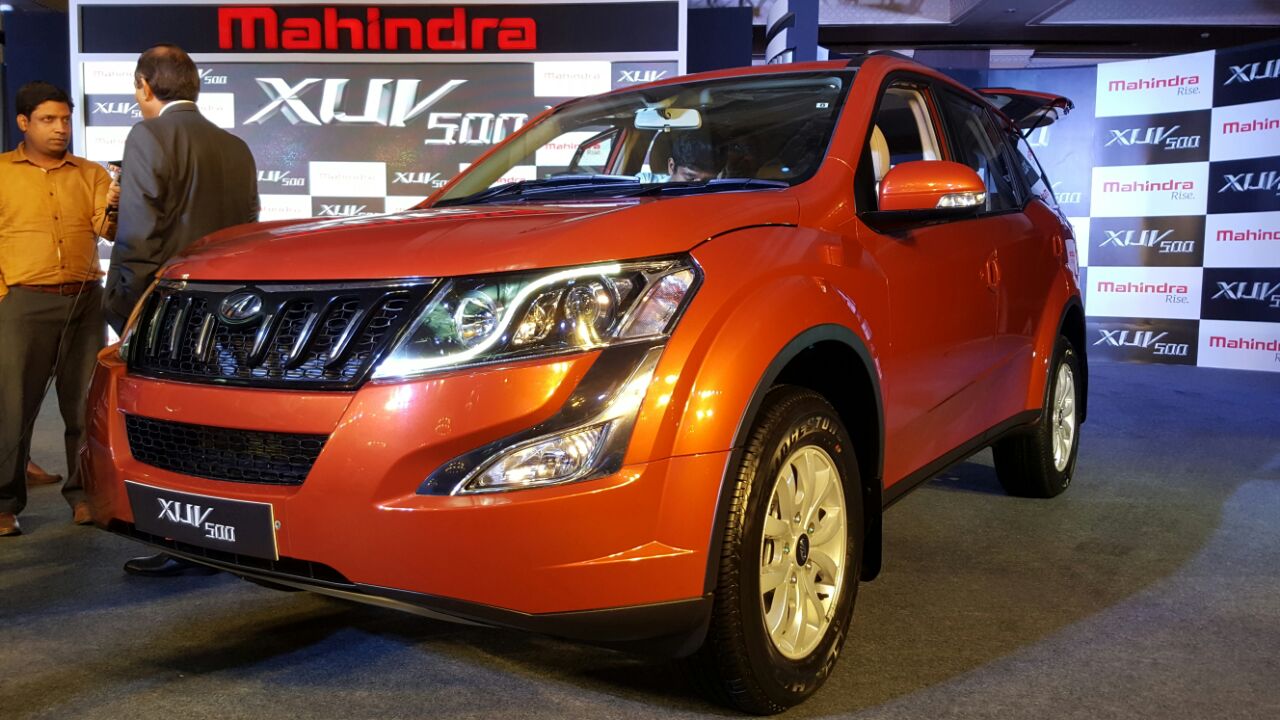 Mahindra xuv500 images in red colour dress Mahindra xuv500 images in red colour dress