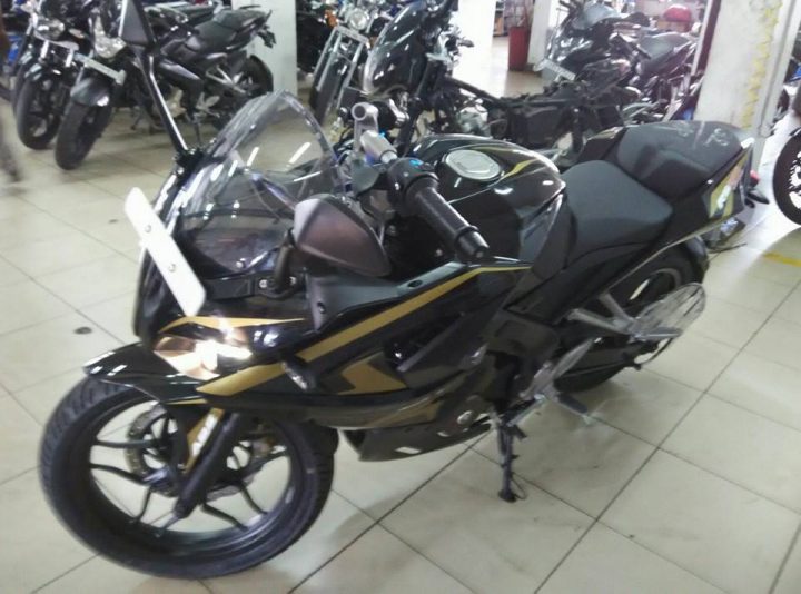 Bajaj pulsar rs200 black golden paint color