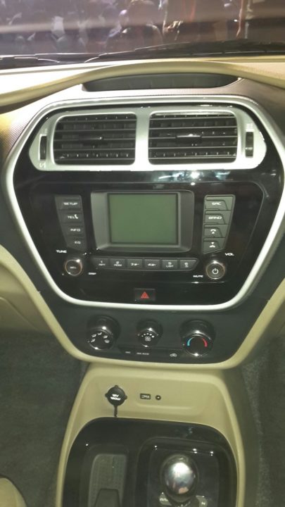 2015-mahindra-tuv300-launch-pics-centre-console