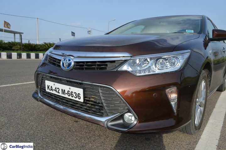 2015-toyota-camry-hybrid-review-pics-fron-angle-close