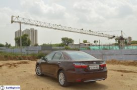 2015-toyota-camry-hybrid-review-pics-rear-angle