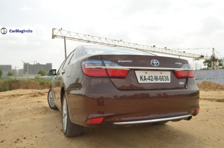 2015-toyota-camry-hybrid-review-pics-rear-angle-close