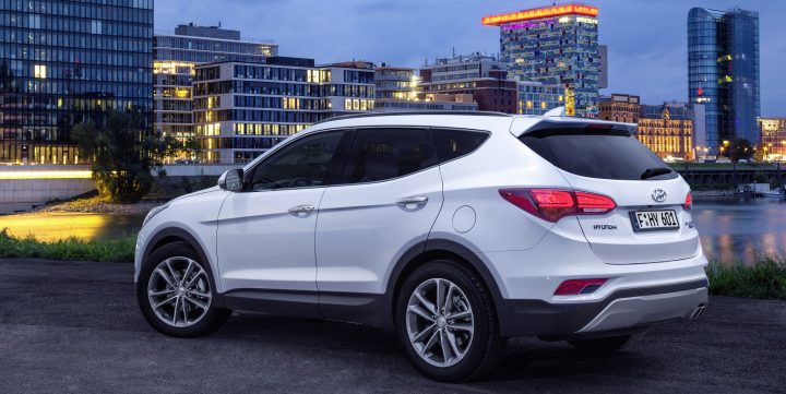 2016-hyundai-santa-fe-rear-angle