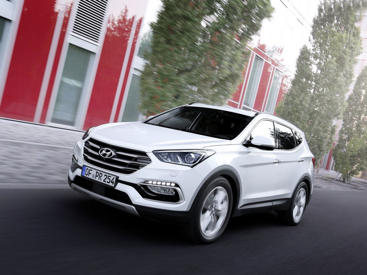 Hyundai-Santa_Fe_2016_Front-Angle