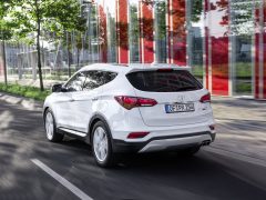 Hyundai-Santa_Fe_2016_Rear-Angle