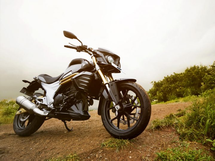 2015-mahindra-mojo-official-pics-black-1