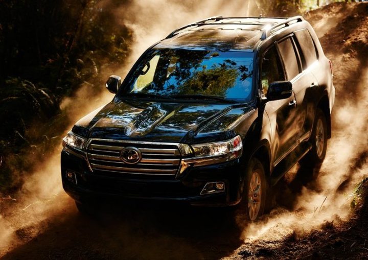 2015-toyota-landcruiser-200-india-official-pics-black-dirt