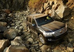 2015 toyota landcruiser 200 india official pics black dirt front