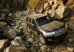 2015-toyota-landcruiser-200-india-official-pics-black-dirt-front