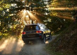 2015 toyota landcruiser 200 india official pics black dirt rear