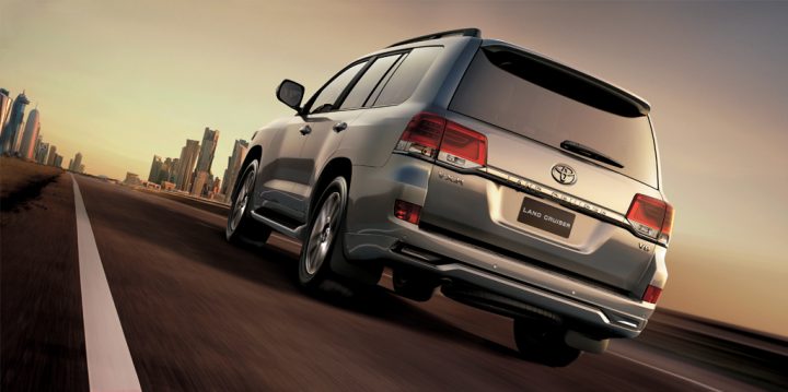 2015 toyota landcruiser 200 india official pics rear