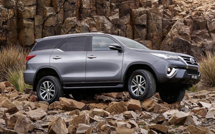 toyota Fortuner Rocks