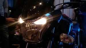 bajaj-v15-photos-black-front-headlight