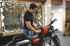 Aamir Khan with Bajaj V Images 1