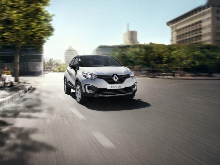 Renault Captur front-three-quarters-image-red