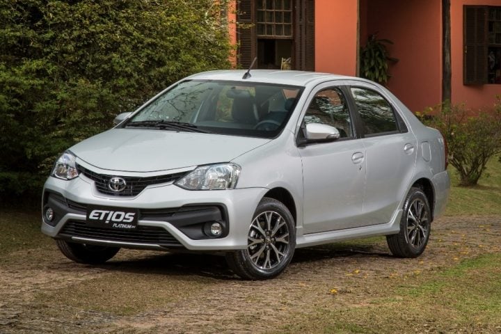 new Toyota Platinum Etios 2016 Facelift front quarter-images