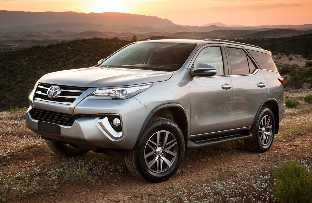 2016 toyota fortuner front three quarte images