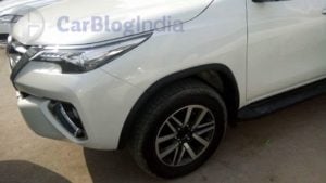 2016-toyota-fortuner-india-spy-shots-alloy-wheel