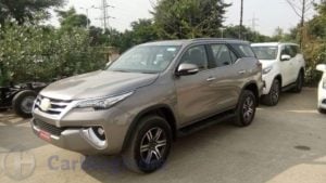 2016-toyota-fortuner-india-spy-shots-front-side