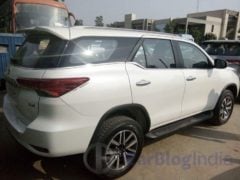 2016-toyota-fortuner-india-spy-shots-rear-side