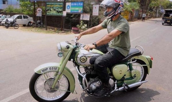 ms-dhoni-bike-collection-bsa-goldstar-vintage-bike