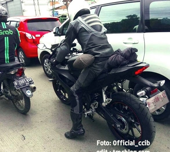 new yamaha r15 v3.0 images rear angle