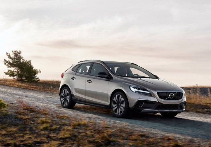 2017-volvo-v40-cross-country-official-image