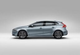 2017-volvo-v40-official-image-side