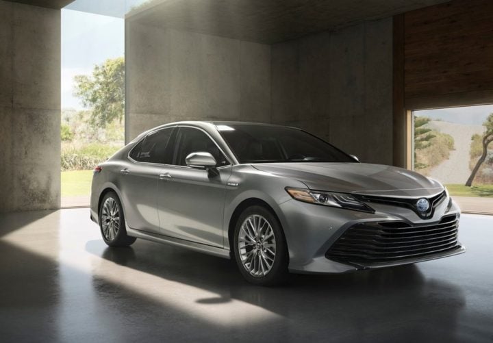 2018 toyota camry hybrid official image