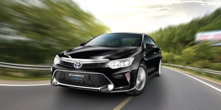 2017 Toyota Camry Hybrid Front Angle Images