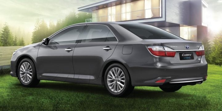2017 toyota camry hybrid rear angle images