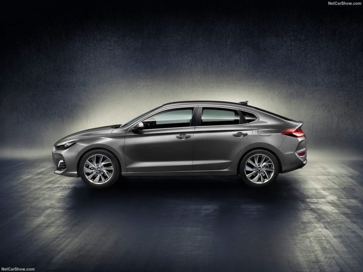 hyundai i30 fastback images side