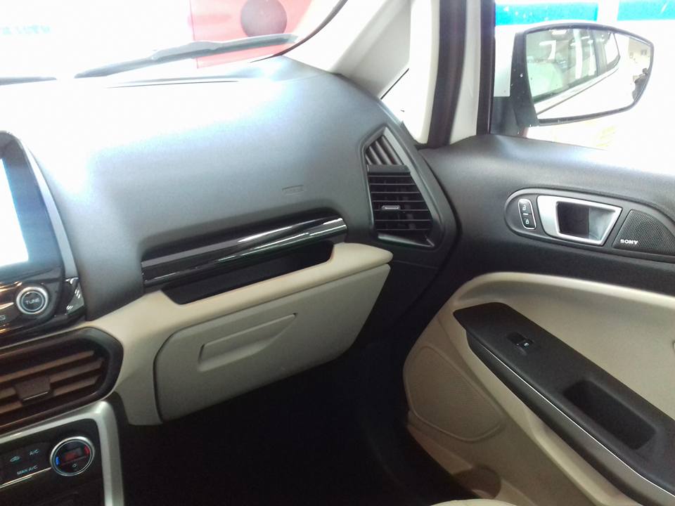 newfordecosport2017interiordashboardgrabhandleimages1