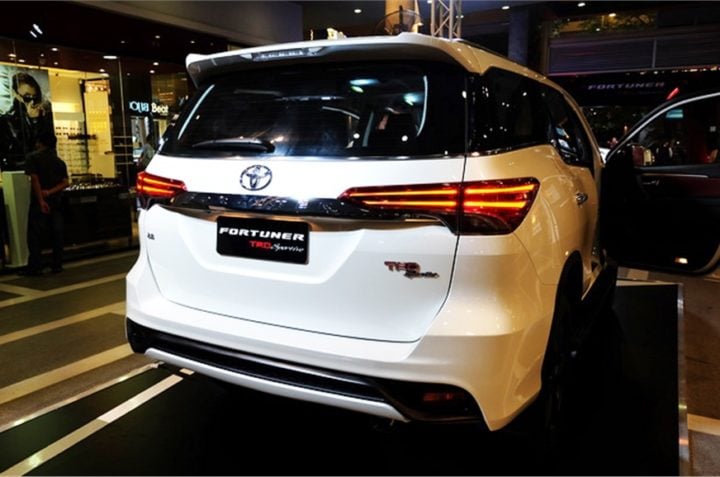 new toyota fortuner sportivo 2017 rear