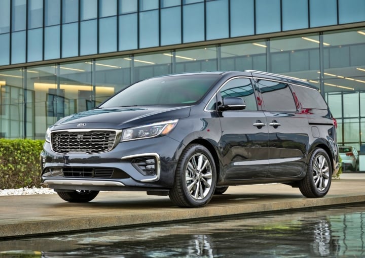 kia carnival front image